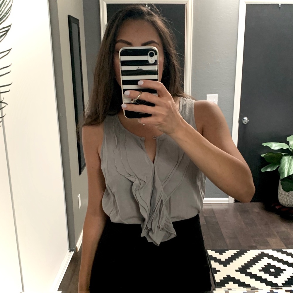 🎵2/$15 Old Navy Sleeveless Grey Flowy Blouse